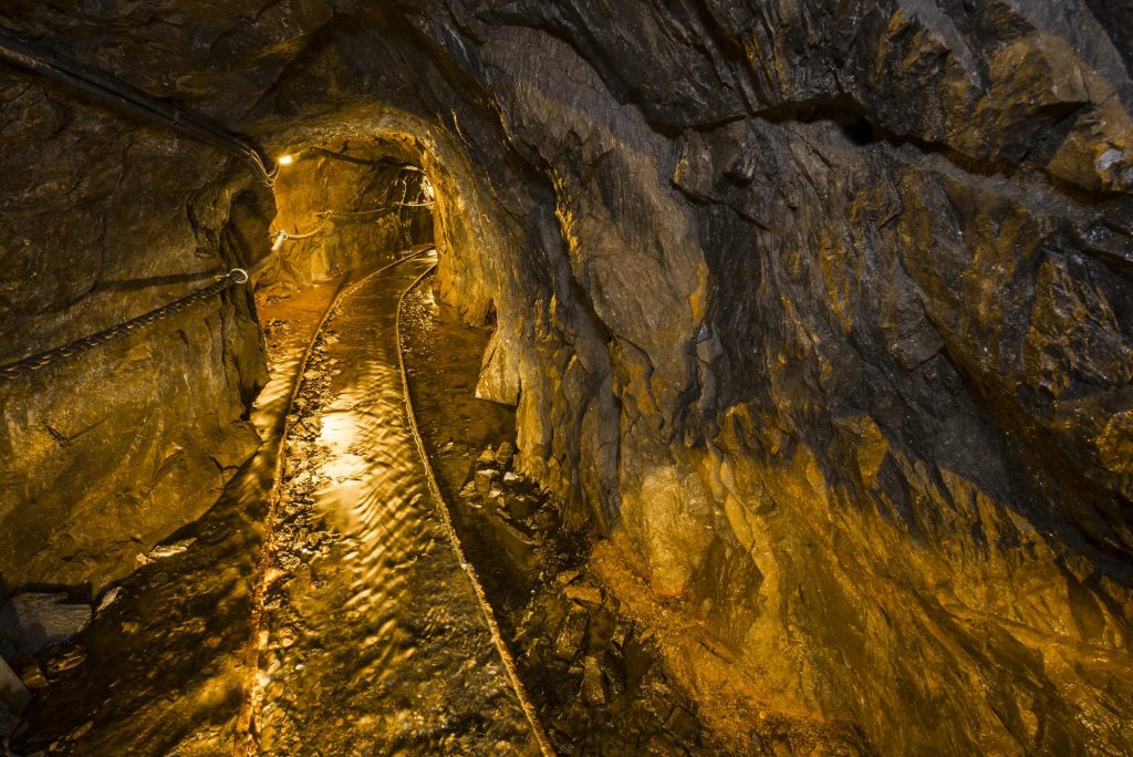 طلا در مدار صعود، منگنز در سراشیبی سقوط